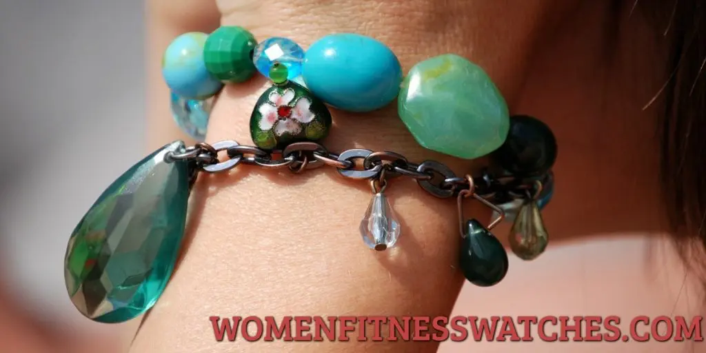 Stylish Activity Tracker Garmin vívofit 4 with 1-year battery life and waterproof design